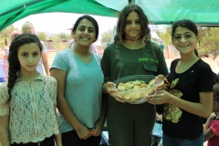 Le ragazze preparano la merenda